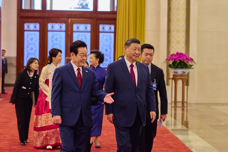 ▲ 중국을 국빈 방문한 이재명 대통령과 김혜경 여사가 지난 5일(현지 시간) 베이징 인민대회당에서 열린 공식환영식에 입장하고 있다. ⓒ공동취재/뉴시스