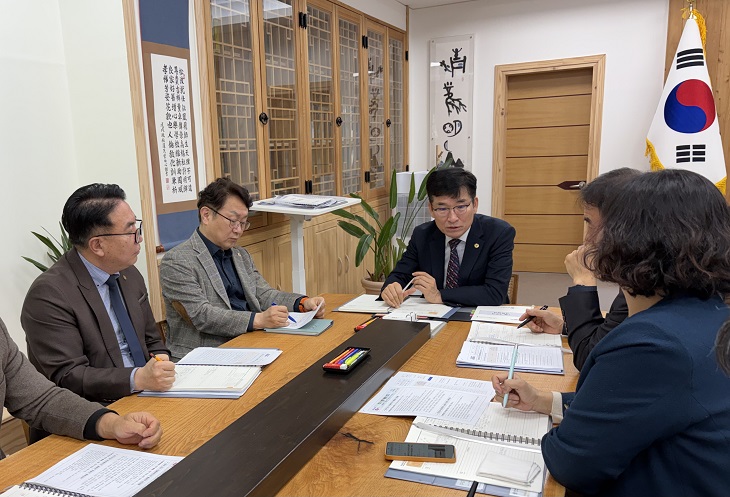 ▲ 윤건영 충북도교육감이 16일 기획회의에서 현장혼란이 일고 있는 고교학점제의 개선안을 찾아야 한다고 강조하고 있다.