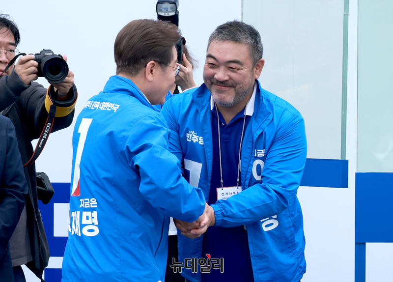 ▲ 지난해 5월 20일 이재명 더불어민주당 대선 후보가 경기 고양시 일산문화광장에서 열린 집중 유세에서 배우 이원종과 인사를 나누고 있다. ⓒ이종현 기자