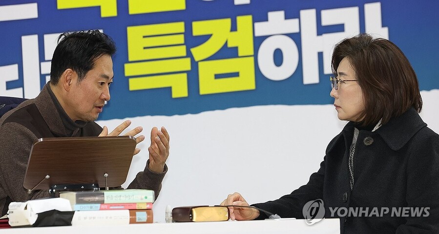 ▲ 2차 종합특검법 처리에 반대해 단식중인 국민의힘 장동혁 대표가 17일 국회에서 단식을 이어가던 중 찾아온 나경원 의원과 대화를 나누고 있다. ⓒ연합뉴스