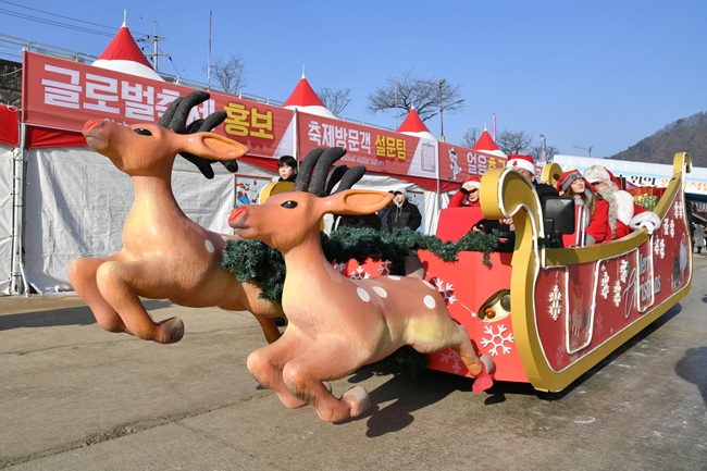 ▲ 핀란드 로바니에미시 산타마을에서 날아온 '리얼 산타클로스'와 요정 '엘프'가 17일 화천산천어축제장을 찾아 어린이들과 즐거운 시간을 보내고 있다. ⓒ화천군