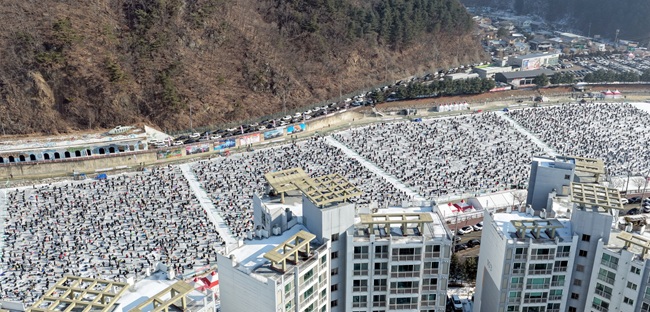 ▲ 2026 화천산천어축제 두번째 주말인 17일, 축제장을 찾은 관광객들이 화천천의 드넓은 얼음판 위를 가득 채우고 있다. ⓒ화천군