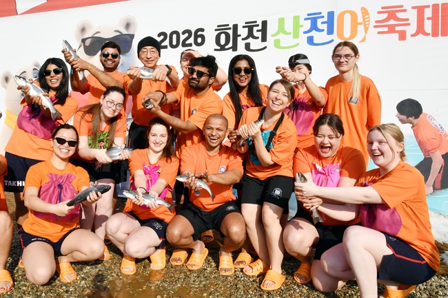 ▲ 2026 화천산천어축제 개막 후 두 번째 주말인 17일 오후, 축제장을 찾은 관광객들이 산천어 맨손잡기를 즐기고 있다. ⓒ화천군