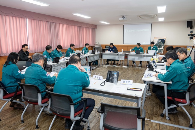 ▲ 강릉시는 이날 오후 2시 30분 행정안전부, 농림축산검역본부, 강원특별자치도청 및 시(市) 재난안전과 등 관계부서가 참여한 대책회의를 열었다. ⓒ강릉시