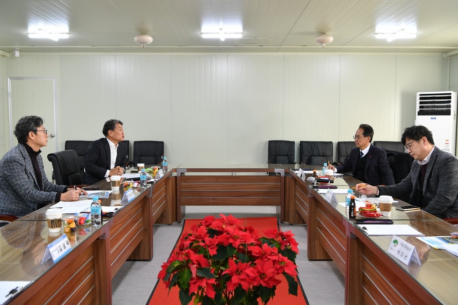 ▲ 엄태현 영주시장 권한대행이 베어링국가산단 공사현황을 살피고 있다.ⓒ영주시