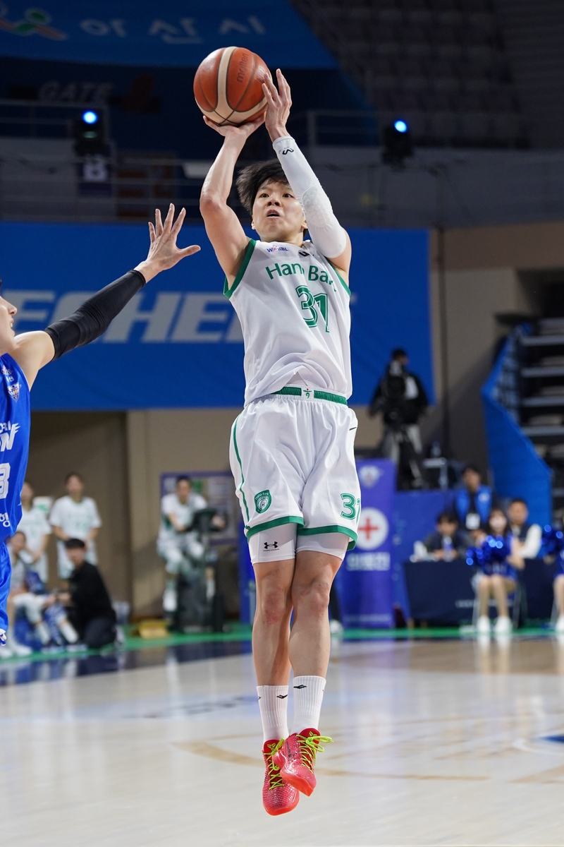 ▲ 진안이 더블더블을 작성한 하나은행이 우리은행을 꺾고 리그 1위 자리를 굳건히 지켰다.ⓒWKBL 제공