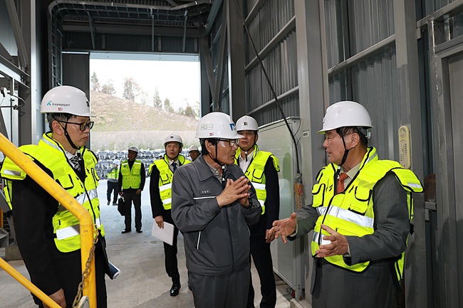 ▲ 지난 11월 대성지엠텍 안전시설 시찰중인 KOMIR 황영식 사장. ⓒ한국광해광업공단