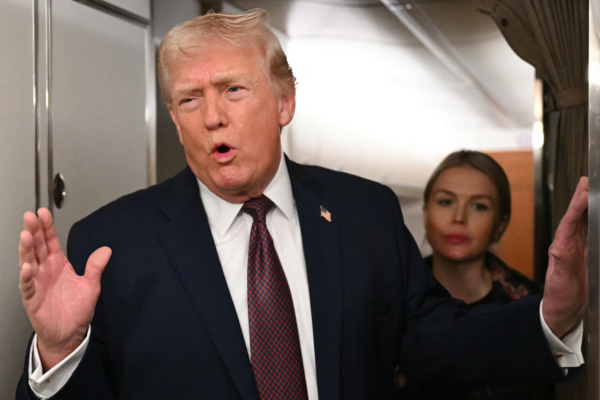 ▲ 지난 11일(현지시각) 도널드 트럼프 대통령이 플로리다 팜비치에서 출발해 백악관으로 돌아오는 전용기 에어포스원에서 기자들과 이야기하고 있다. ⓒ연합뉴스