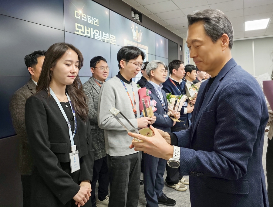 ▲ 삼성전자서비스 대표이사 김영호 부사장이 '2026 CS 달인'에게 상패를 수여하고 있다.ⓒ삼성전자