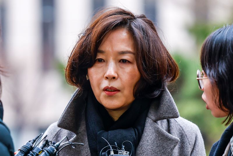 ▲ 공천 헌금 의혹을 받는 김경 서울시의원이 18일 서울 마포구 공공범죄수사대에서 경찰 조사를 받기위해 출석하며 취재진의 질문에 답하고 있다. ⓒ뉴시스