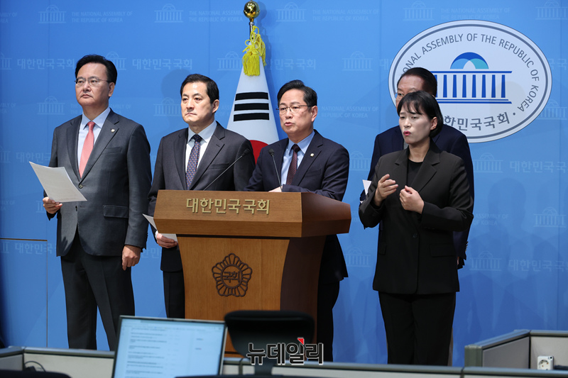 ▲ 박수영 등 국민의힘 기획재정위원회 위원들이 지난 5일 오전 국회 소통관에서 이혜훈 기획예산처 장관 후보자 인사청문회 관련 성명 발표 기자회견을 하고 있다. ⓒ정상윤 기자