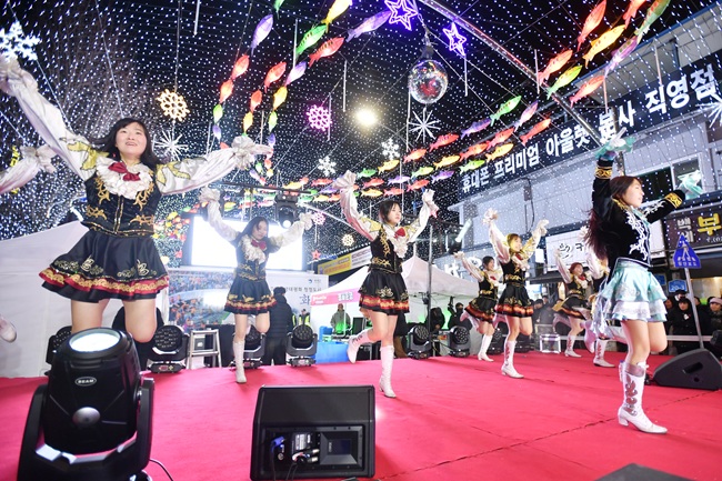 ▲ 지난 17일 밤, 화천읍 선등거리에서 열린 야간 페스티벌 모습. ⓒ화천군