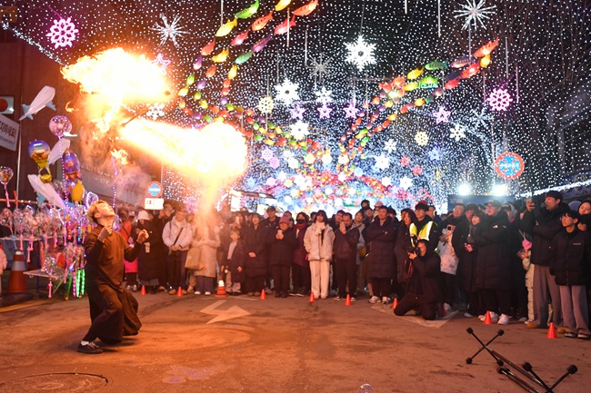 ▲ 지난 17일 밤, 화천읍 선등거리에서 열린 야간 페스티벌 모습. ⓒ화천군