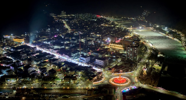 ▲ 밤에도 불야성인 화천 밤낚시 풍경과 시내 모습. ⓒ화천군