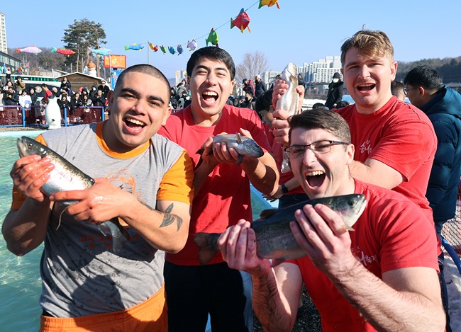 ▲ 주말을 맞아 강원도 평창군 진부면 오대천 일원에 열린 평창송어축제를 찾은 외국인 방문객이 송어 맨손잡기 체험을 즐기고 있다. '겨울이 더 즐거운 송어 나라, 평창'이라는 주제로 열린 올해 축제는 내달 9일까지 방문객을 맞는다. ⓒ평창군