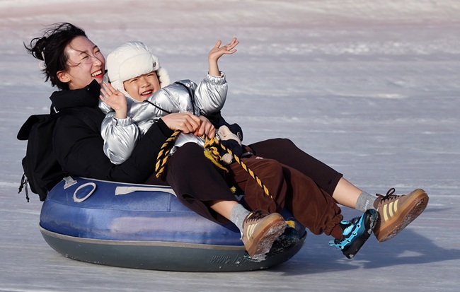 ▲ 주말을 맞아 강원도 평창군 진부면 오대천 일원에 열린 평창송어축제를 찾은 방문객이 눈썰매를 즐기고 있다. '겨울이 더 즐거운 송어 나라, 평창'이라는 주제로 열린 올해 축제는 내달 9일까지 방문객을 맞는다. ⓒ평창군