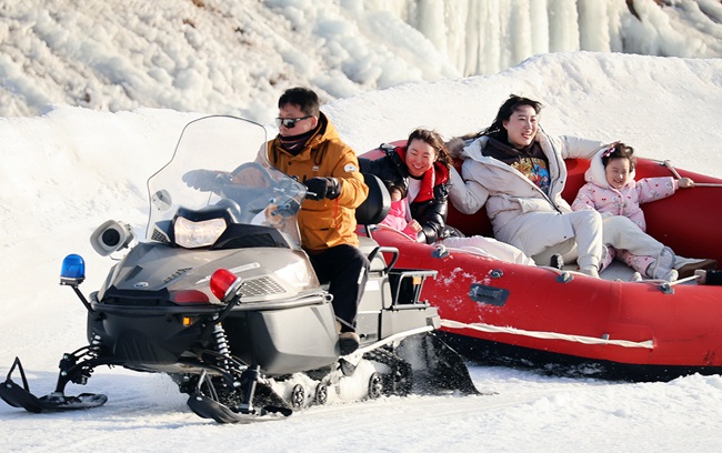 ▲ 주말을 맞아 강원도 평창군 진부면 오대천 일원에 열린 평창송어축제를 찾은 방문객들이 눈밭에서 스릴넘치는 스노우래프팅을 즐기고 있다. '겨울이 더 즐거운 송어 나라, 평창'이라는 주제로 열린 올해 축제는 내달 9일까지 방문객을 맞는다. ⓒ평창군