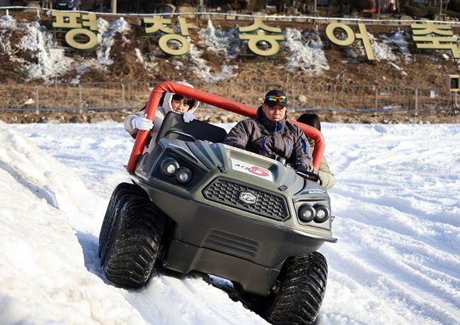 ▲ 주말을 맞아 강원도 평창군 진부면 오대천 일원에 열린 평창송어축제를 찾은 방문객들이 눈밭에서 스릴넘치는 아르고 체험을 즐기고 있다. '겨울이 더 즐거운 송어 나라, 평창'이라는 주제로 열린 올해 축제는 내달 9일까지 방문객을 맞는다. ⓒ평창군