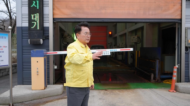 ▲ 육동한 춘천시장이 18일 춘천지역 양돈농가 및 소독시설 방역 실태 점검에 나섰다. ⓒ춘천시