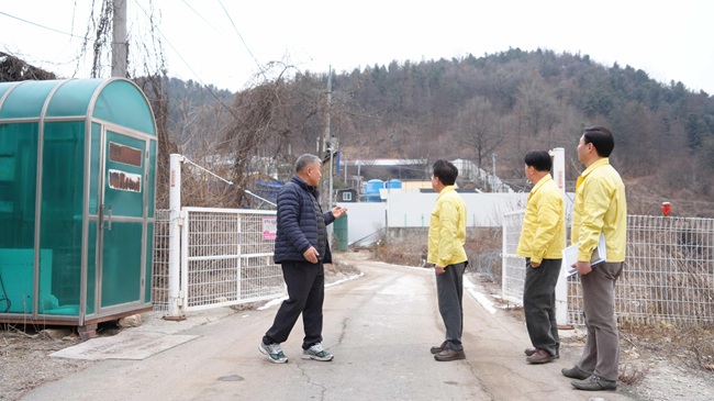 ▲ 육동한 춘천시장이 18일 춘천지역 양돈농가 및 소독시설 방역 실태 점검에 나섰다. ⓒ춘천시