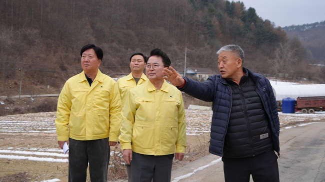 ▲ 육동한 춘천시장이 18일 춘천지역 양돈농가 및 소독시설 방역 실태 점검에 나섰다. ⓒ춘천시