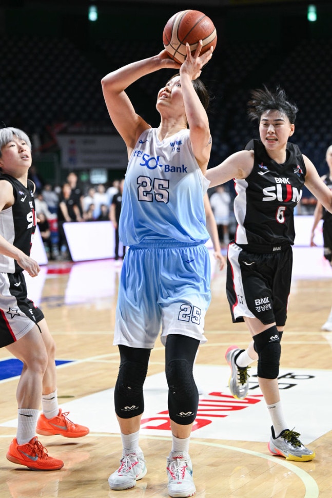 ▲ 신한은행이 BNK를 꺾고 9연패에서 탈출했다.ⓒWKBL 제공