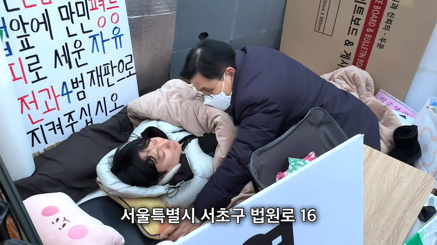 ▲ 단식 농성 중인 박준영 자유대학 대표. ⓒ 유튜브 국대떡볶이김상현