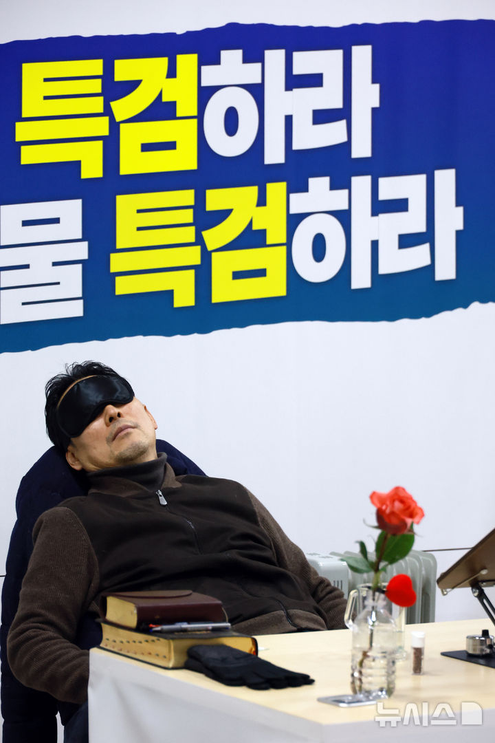 ▲ 단식투쟁 4일차를 맞은 장동혁 국민의힘 대표가 18일 서울 여의도 국회 로텐더홀에서 안대를 쓰고 눈을 붙이고 있다. ⓒ뉴시스