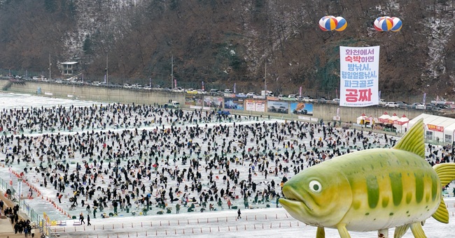 ▲ 18일 이른 오전부터 화천산천어축제장을 찾은 관광객들이 산천어 얼음낚시를 즐기고 있다. ⓒ화천군