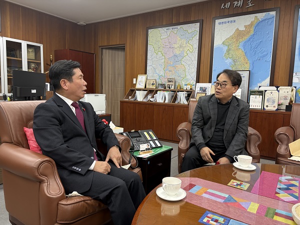 ▲ 김창규 제천시장이 신년인터뷰를 통해 지난 3년반동안의 시정성과를 밝히고 있다.(사진 왼쪽이 김창규 제천시장)