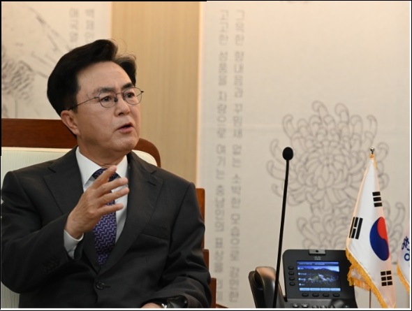 ▲ 김태흠 충남지사가 본지와의 신년 인터뷰에서 천안아산역 인근에 5만석 이상 규모의 돔구장 건설 계획을 설명하고 있다.