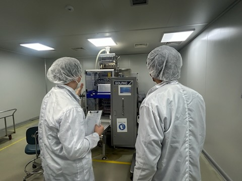 ▲ 인천시 단속반원이 한 식품접객업소를 댓아으로 위생관리 점검하고 있다. ⓒ인천시 제공