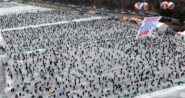 ▲ 화천군에서는 내달 1일까지 ‘2026 얼음나라 화천 산천어 축제’가 열린다. 축제에는 얼음낚시를 비롯해 산천어 맨손잡기 체험, 실내 얼음 조각광장, 얼음썰매, 아이스 봅슬레이, 산타마을의 '리얼 산타'와 요정 '엘프'를 볼 수 있다. 야간 낚시터도 운영된다. 10만 명이 넘는 해외 관광객들도 찾는 국내 대표 겨울축제다. ⓒ화천군