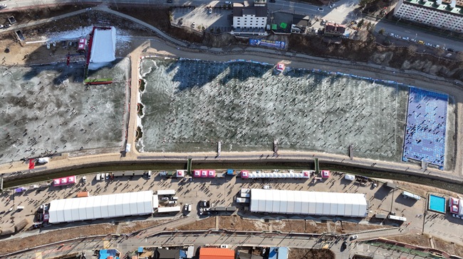 ▲ 홍천군에서는 오는 25일까지 ‘제 14회 홍천강 꽁꽁축제’가 열린다. 홍천 강변 일원에서 얼음 낚시터와 부교 낚시터, 가족 실내 낚시터 등 낚시 체험 공간을 중심으로 얼음 썰매장과 눈썰매장, 각종 체험 부스가 함께 운영 중이다. ⓒ홍천군