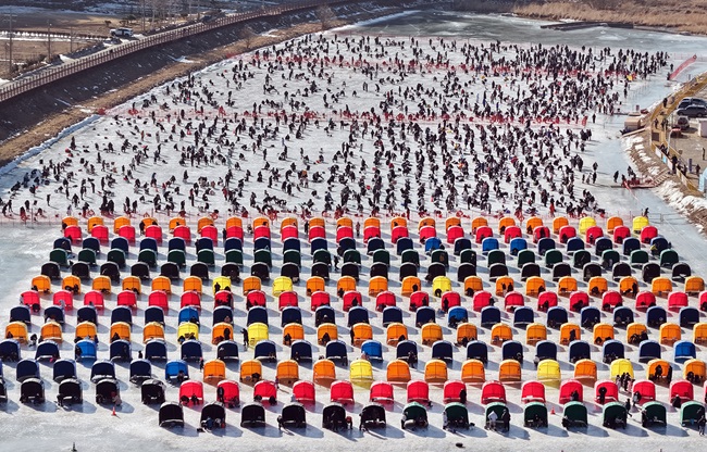 ▲ 평창군에서는 ‘제17회 평창송어축제’가 내달 9일까지 진부면 오대천 일원에서 열린다. 송어 얼음낚시와 맨손 송어 잡기 체험이 진행되며 텐트 낚시와 실내 낚시터도 운영된다. 이 외에도 눈썰매, 스노우래프팅, 아르고, 얼음 자전거, 전통 썰매, 얼음 카트 등 겨울 레포츠와 체험 콘텐츠가 마련됐다. ⓒ평창군