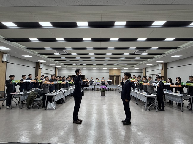 ▲ 이날 업무보고회에서는 신뢰받는 청렴농협 구현을 위한 혁신의지를 다짐하는 윤리경영 실천 결의가 있었다. ⓒ농협 강원본부