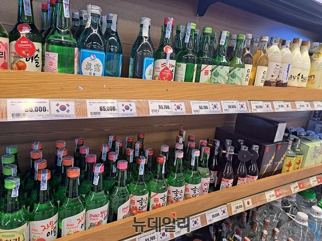 ▲ 베트남 대형마트에 한국 과일 소주들이 진열돼있다.ⓒ조현우 기자