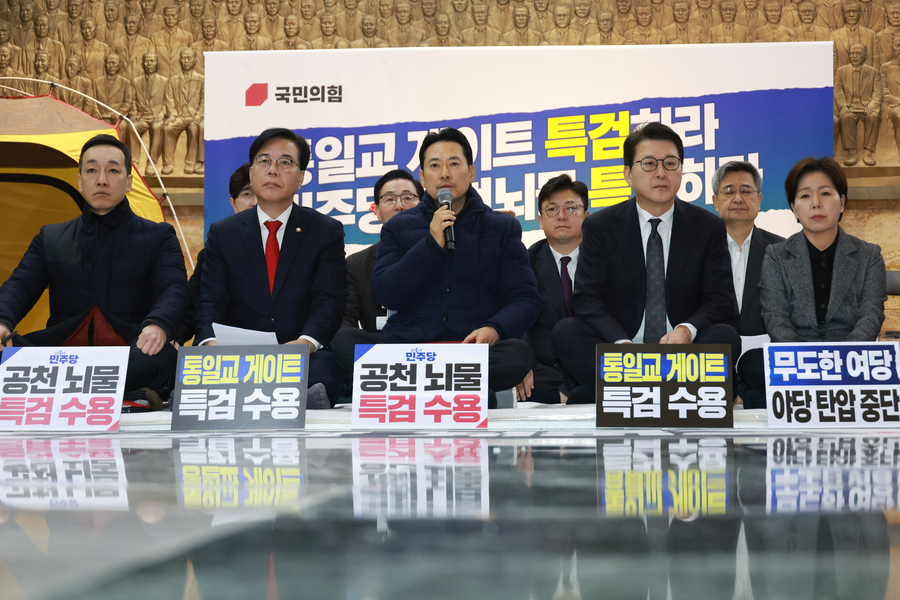 ▲ 닷새째 단식농성 중인 장동혁 국민의힘 대표가 19일 서울 여의도 국회 로텐더홀에서 열린 최고위원회의에서 발언하고 있다.ⓒ뉴시스