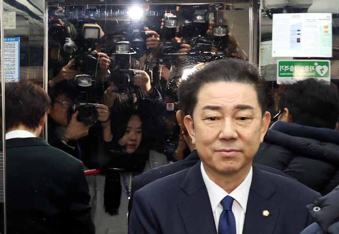 ▲ 김병기 전 더불어민주당 원내대표가 19일 오전 국회 소통관에서 공천 헌금’의혹 관련 입장 발표를 마치고 엘리베이터로 이동하고 있다. ⓒ뉴시스