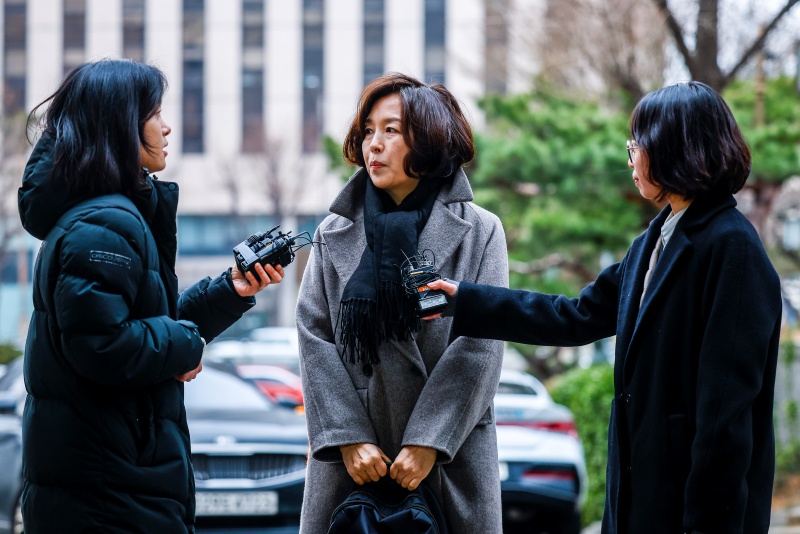 ▲ 공천 헌금 의혹을 받는 김경 서울시의원이 지난 18일 서울 마포구 공공범죄수사대에서 경찰 조사를 받기위해 출석하며 취재진 질문에 답하고 있다. ⓒ뉴시스