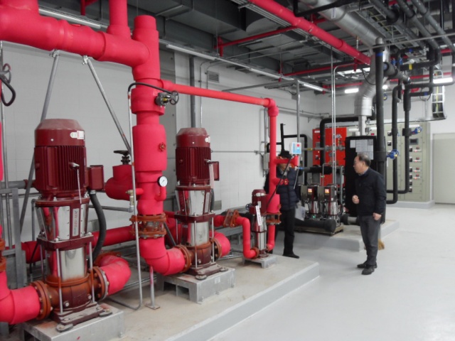 ▲ 안전관리자문단 전문가와 시설물 관리부서 관계자들이 합동 점검을 하는 모습. ⓒ용인시 제공