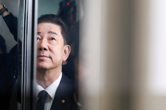 ▲ 김병기 전 더불어민주당 원내대표가 19일 서울 여의도 국회 소통관에서 탈당 기자회견을 마친 뒤 엘리베이터에 탑승하고 있다. ⓒ뉴시스