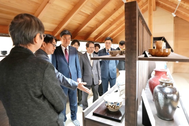 ▲ 방세환 광주시장이 일본 교토시의 로쿠베이 가마를 시찰하고 있다. ⓒ광주시 제공