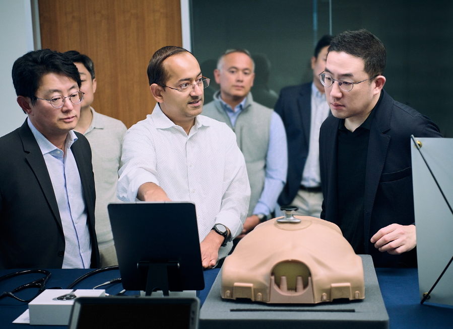 ▲ 구광모 (주)LG 대표(맨 오른쪽)가 미국 실리콘밸리에 있는 LG테크놀로지벤처스에 방문해 LG테크놀로지벤처스가 투자한 주요 스타트업의 기술을 자세히 살펴보고 있다ⓒLG