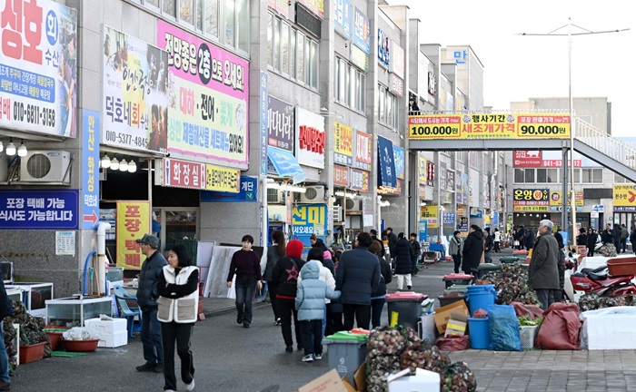 ▲ 홍성 남당항 일대에 미식가들이 새조개를 맛 보기 위해 북적이고 있다.ⓒ홍성군