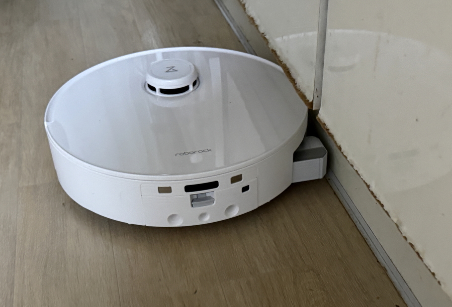 ▲ 엣지 어댑티브 기능으로 측면 구석까지 청소가 가능하다. ⓒ김재홍 기자