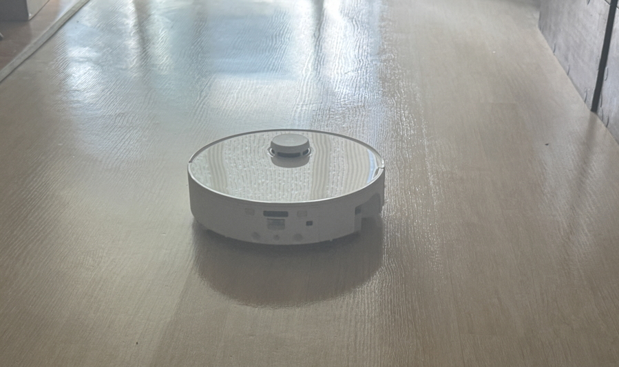 ▲ 물걸레 청소를 수행하는 모습. 청소 성능은 만족스러웠다. ⓒ김재홍 기자