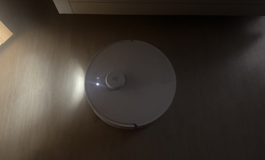 ▲ 어두운 곳에서도 청소를 수행한다. ⓒ김재홍 기자