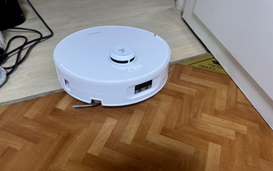 ▲ 청소 중 장애물도 잘 넘었다. ⓒ김재홍 기자