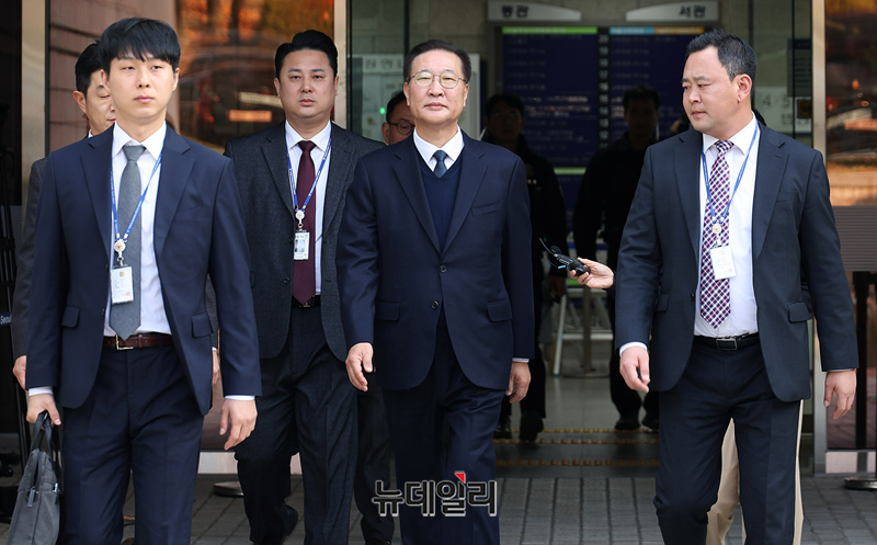 ▲ 박성재 전 법무부 장관이 지난해 11월 13일 오후 서울 서초구 서울중앙지법에서 열린 두 번째 구속영장 심사를 마치고 법원을 나서고 있다. ⓒ정상윤 기자